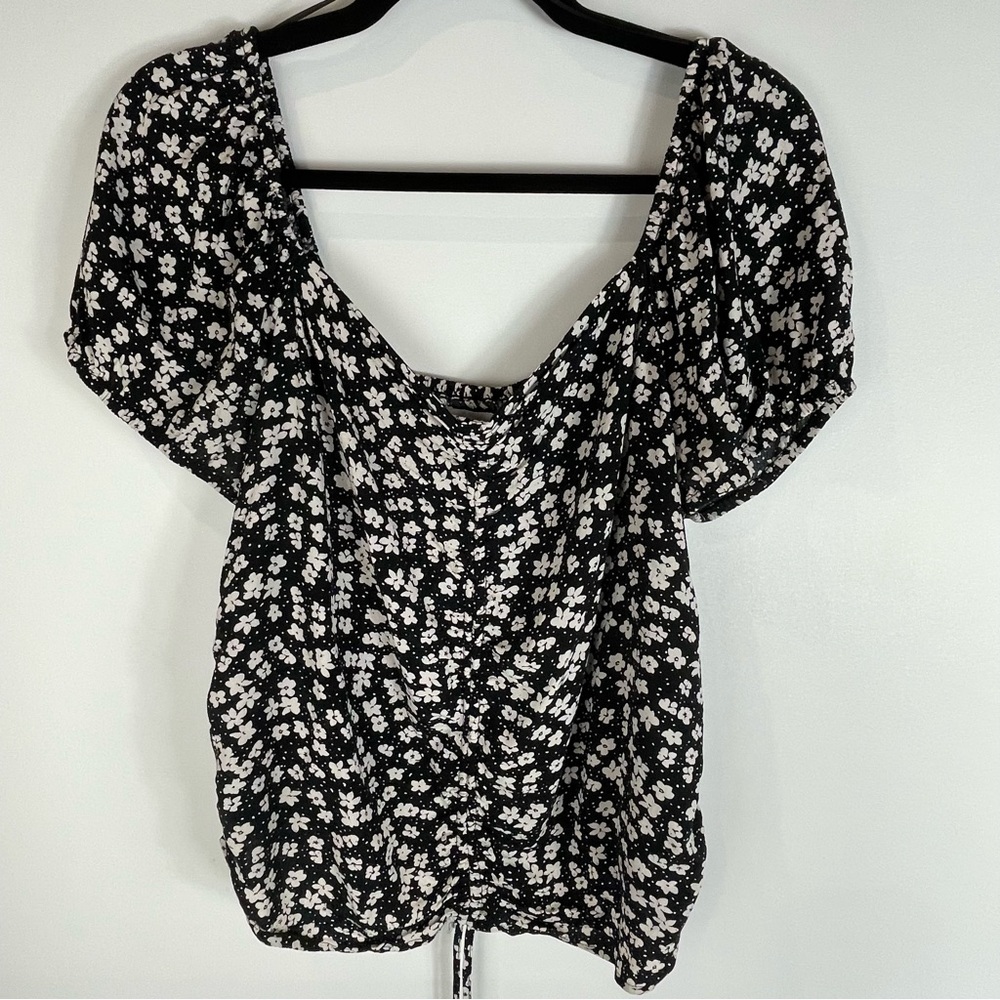 H & M Black And White Floral Smocked Crop Top Size Large